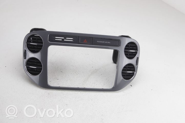 Volkswagen Tiguan Radion/GPS-laitteen pääyksikön kehys 5N0858069J