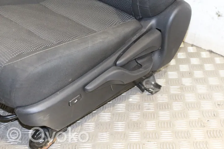 Toyota Auris E180 Juego interior KOMPLEKTAS