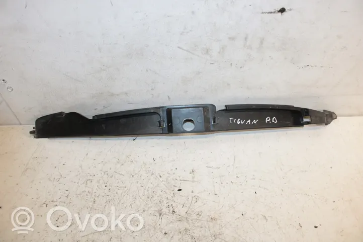 Volkswagen Tiguan Panel wykończeniowy błotnika 5N0821112