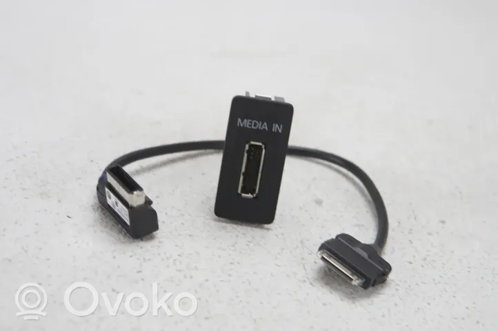 Volkswagen Golf VII Câble adaptateur AUX 5G0035222A