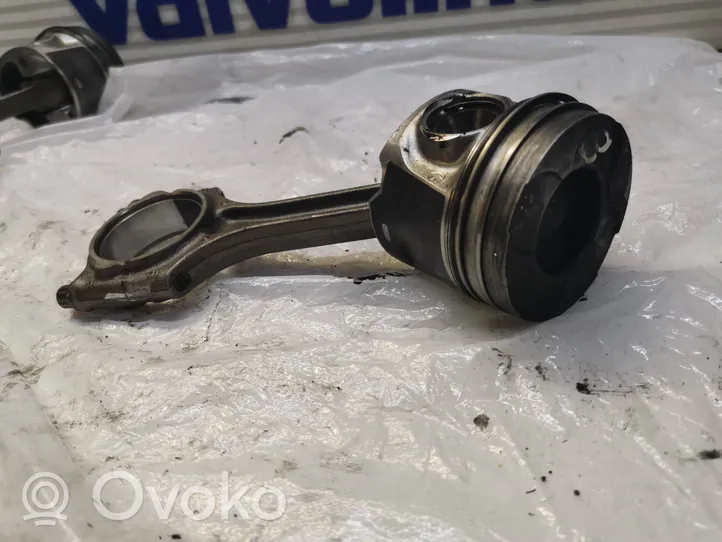 Volvo V40 Cross country Piston with connecting rod 