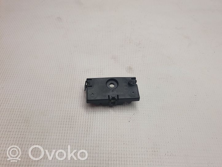 Audi A6 S6 C6 4F Pystyantennin suodatin 4F0035570