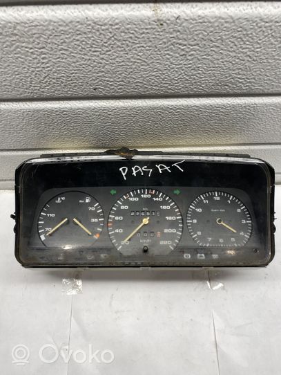 Volkswagen PASSAT B3 Geschwindigkeitsmesser Cockpit 81117657