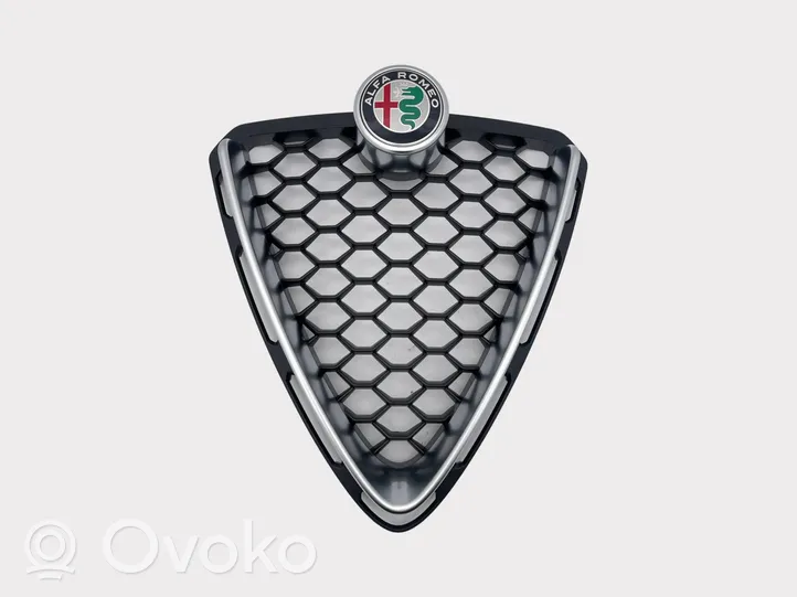 Alfa Romeo Stelvio Maskownica / Grill / Atrapa górna chłodnicy 156121702