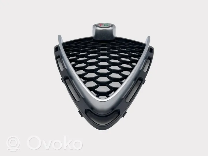 Alfa Romeo Stelvio Maskownica / Grill / Atrapa górna chłodnicy 156121702