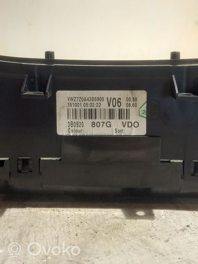 Volkswagen PASSAT B5.5 Spidometrs (instrumentu panelī) 3B0920807G