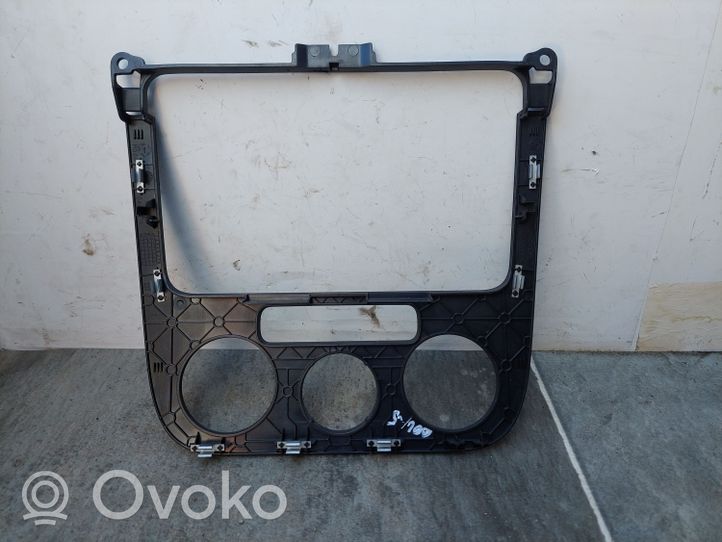 Volkswagen Golf V Konsola środkowa / Radio / GPS 1K0858069F