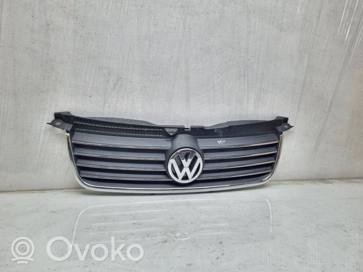 Volkswagen PASSAT B5.5 Etupuskurin ylempi jäähdytinsäleikkö 3B0853651L