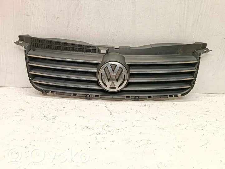 Volkswagen PASSAT B5.5 Etupuskurin ylempi jäähdytinsäleikkö 