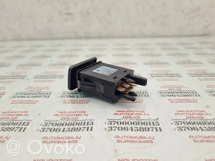 Volkswagen Golf IV Windscreen/window heater switch 1J0959621C