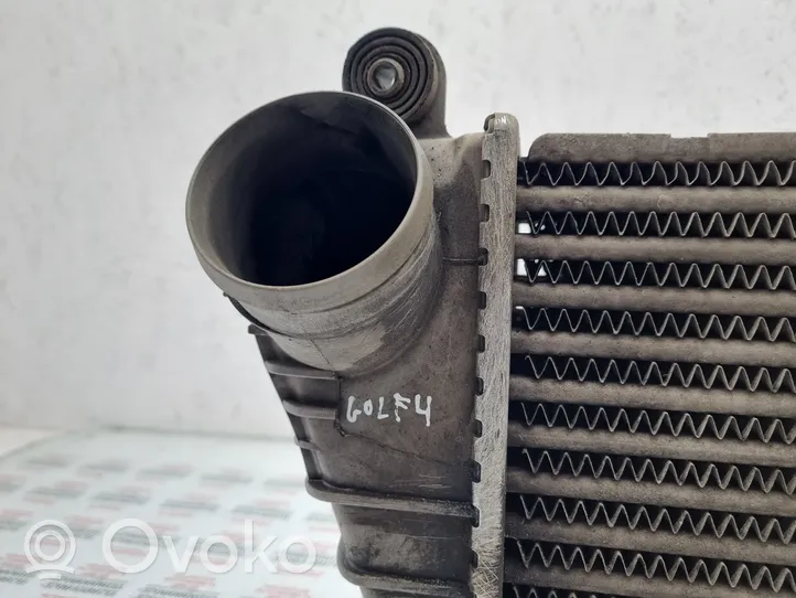 Volkswagen Golf IV Chłodnica powietrza doładowującego / Intercooler 1J0145805D