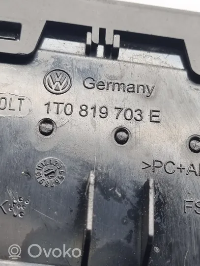 Volkswagen Touran II Boczna kratka nawiewu deski rozdzielczej 1T0819703E