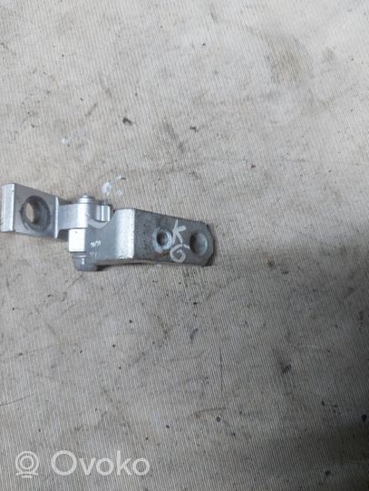 Volkswagen Touran I Rear door upper hinge 