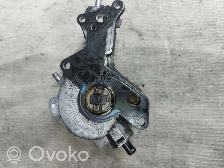 Volkswagen Touran I Vacuum pump 038145215