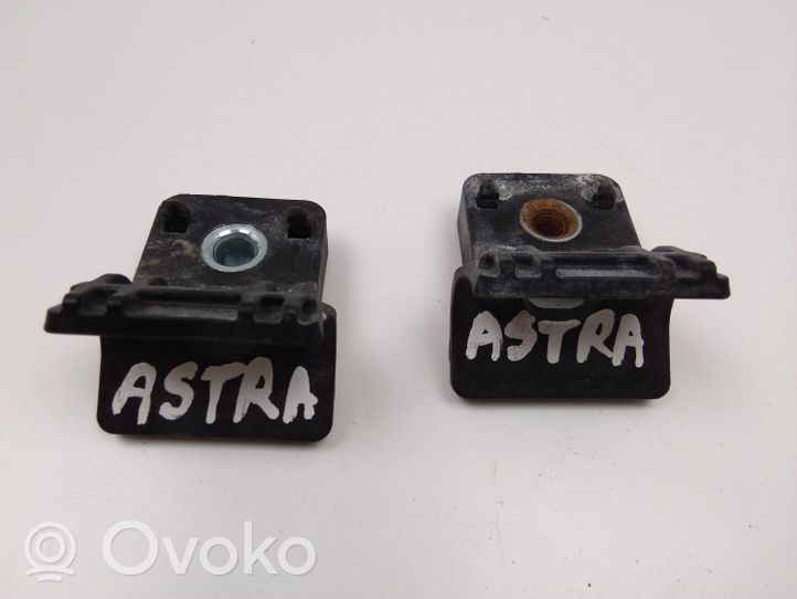 Opel Astra J Jäähdyttimen kehyksen suojapaneelin kiinnike 13250318