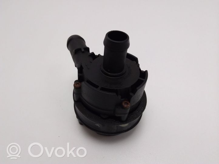 Mercedes-Benz GLA W156 Pompe de circulation d'eau A0005000686