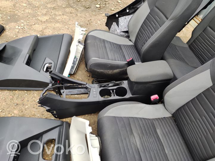 Toyota Auris E180 Juego interior 