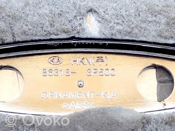 KIA Xceed Mostrina con logo/emblema della casa automobilistica 863183R500