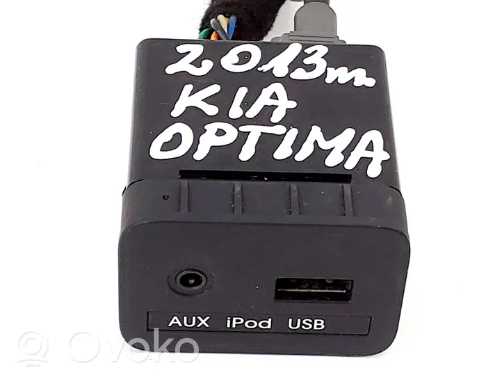 KIA Optima AUX-pistokeliitin 961202T500