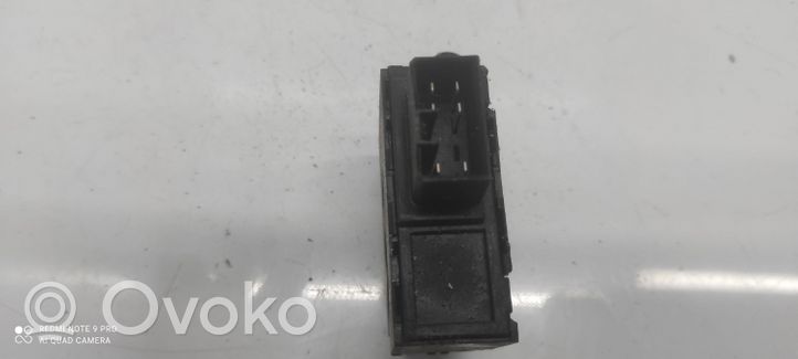 Mazda 626 Interrupteur feux de détresse GK7366170A