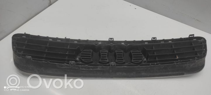 Audi A3 S3 8L Etupuskurin ylempi jäähdytinsäleikkö 8L0853651A