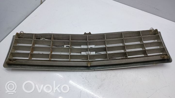 Volvo 440 Grille calandre supérieure de pare-chocs avant 