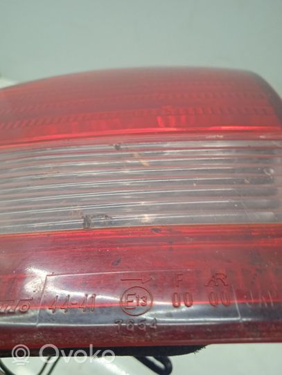 Toyota Avensis T250 Lampy tylnej klapy bagażnika 7654