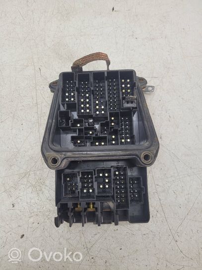 Mercedes-Benz 190 W201 Module de fusibles 2015400450