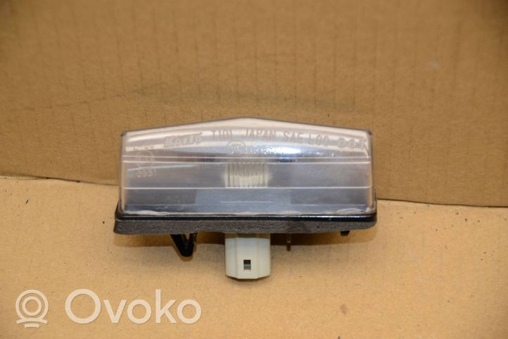 Toyota RAV 4 (XA40) Lampa oświetlenia tylnej tablicy rejestracyjnej 8127153011