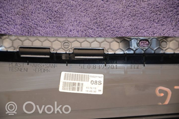 Skoda Octavia Mk3 (5E) Listwa / Uszczelka szyby drzwi tylnych 5E0839901