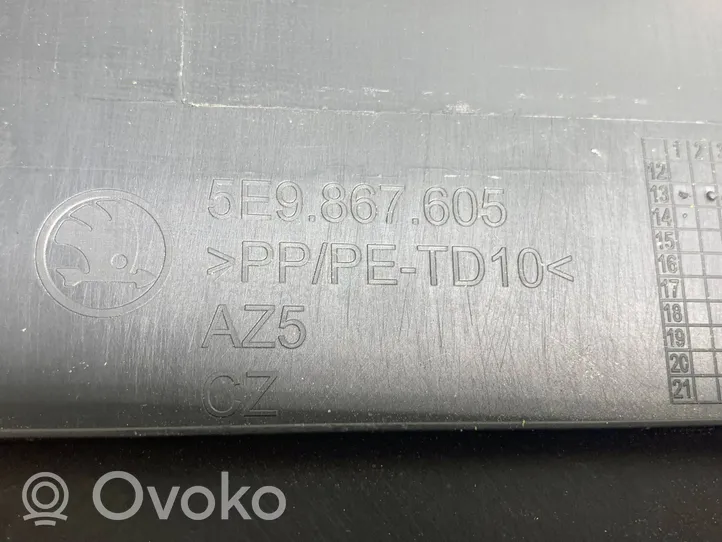 Skoda Octavia Mk3 (5E) Obere Heckklappen-/Kofferraumabdeckung 5E9867605