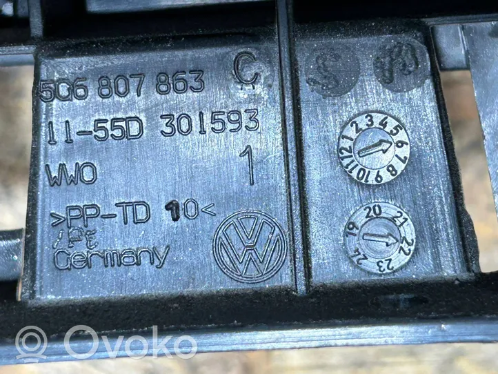 Volkswagen Golf VII Uchwyt / Mocowanie zderzaka tylnego 5G6807863C