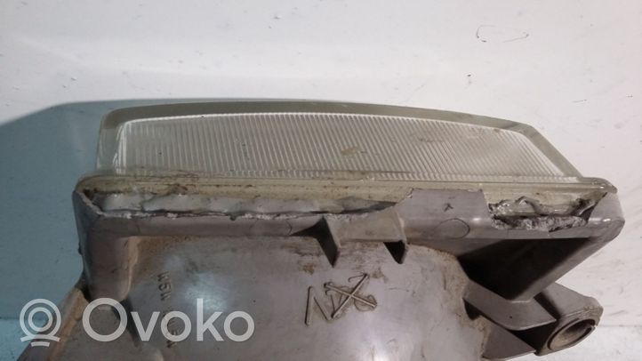 Mazda B2500 Lampa przednia 10016020