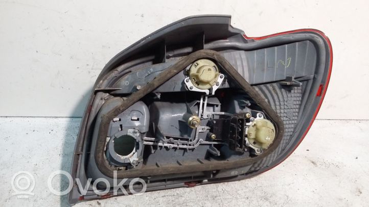 Toyota Yaris Aizmugurējais lukturis virsbūvē 52053