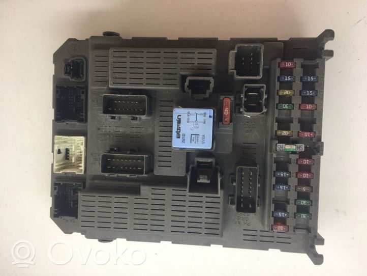 Peugeot 807 Module de fusibles 9645439480