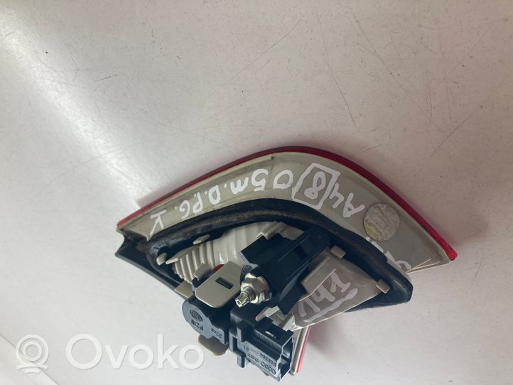 Audi A4 S4 B7 8E 8H Aizmugurējais lukturis pārsegā 8E5945094