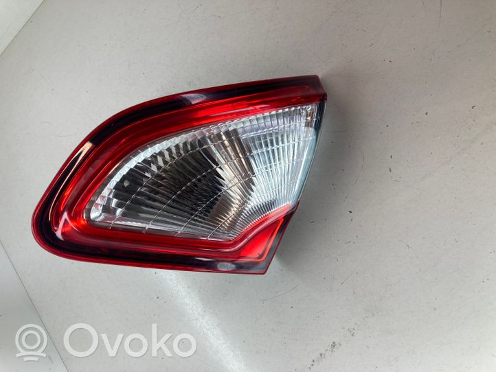 Nissan Qashqai+2 Lampy tylnej klapy bagażnika 