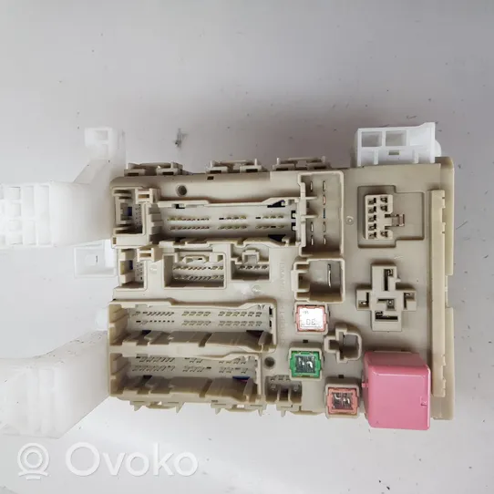 Toyota Avensis T270 Module de fusibles 8273005J90