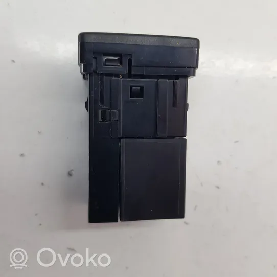 Toyota Avensis T270 USB socket connector 861900D030