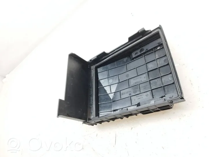 Volkswagen PASSAT CC Fuse box cover 1K0937132F