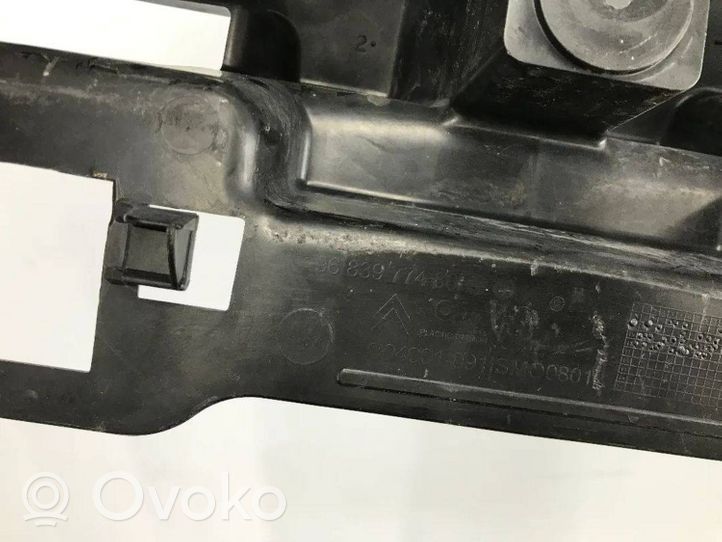 Citroen C3 Picasso Takapuskurin kannake 9683977480