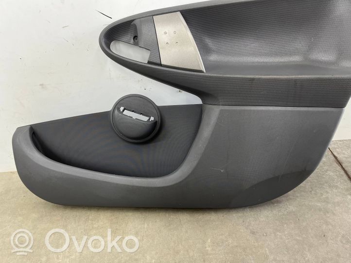 Toyota Aygo AB10 Boczki / Poszycie drzwi przednich 67611-0H010