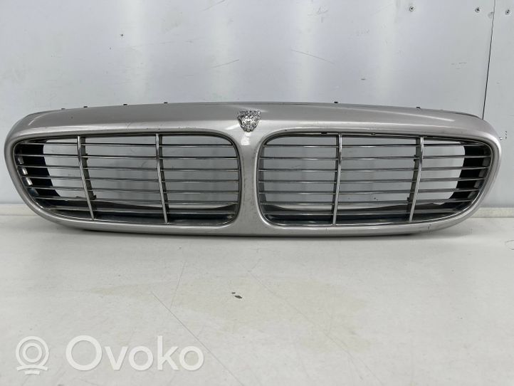 Jaguar XJ X350 Etupuskurin ylempi jäähdytinsäleikkö 2W93-8A100-A