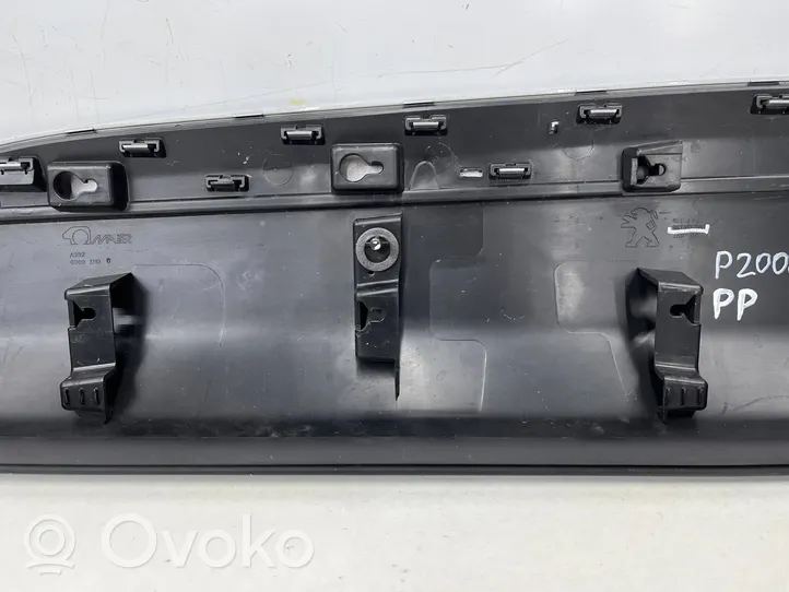 Peugeot 2008 II Moulure de porte avant 9837637080