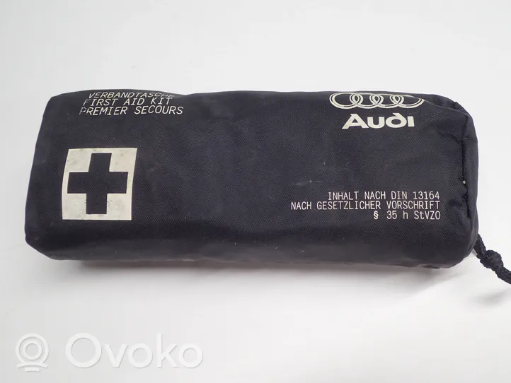 Audi TT TTS RS Mk3 8S Kit di pronto soccorso 8P0860282J