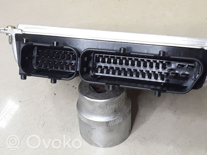 Volkswagen PASSAT B5 Sterownik / Moduł ECU 8D0907558F