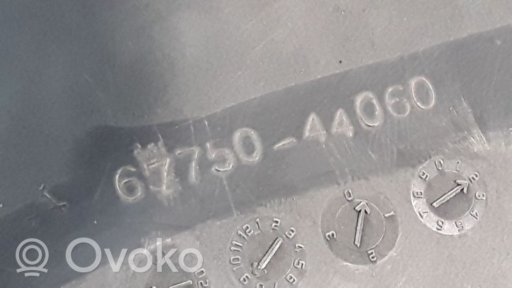 Toyota Avensis Verso Takaluukun alaosan verhoilu 6775044060