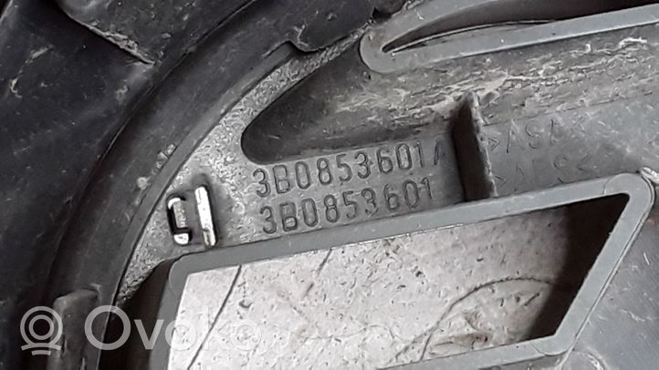 Volkswagen PASSAT B5 Etupuskurin ylempi jäähdytinsäleikkö 3B0853653C