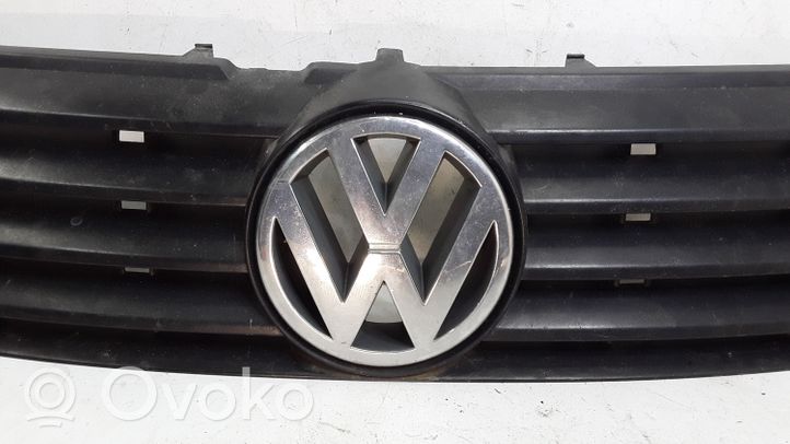 Volkswagen PASSAT B5 Etupuskurin ylempi jäähdytinsäleikkö 3B0853653C