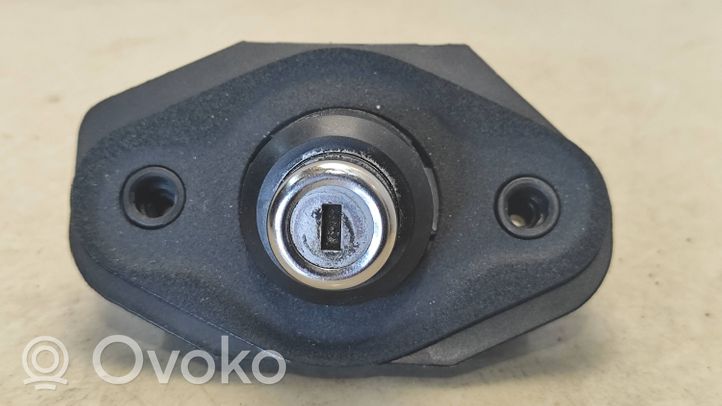 BMW 7 F01 F02 F03 F04 Takaluukun ulkopuolinen lukko 51247194181